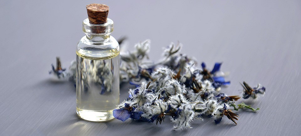 Кардамон от отеков, ромашка от тошноты: 10 аромамасел, которые помогут не хуже лекарств