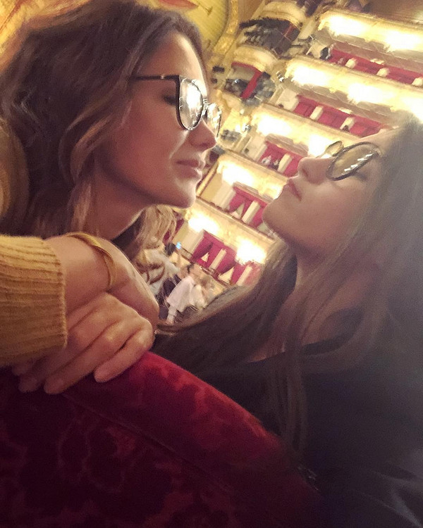 Снимок был сделан в Большом театре. Поклонники отметили, что Климова скорее похожа на старшую сестру дочки: «Как две самые лучшие подруги, да что там подруги, как две сестрички!!!», «Вы п...