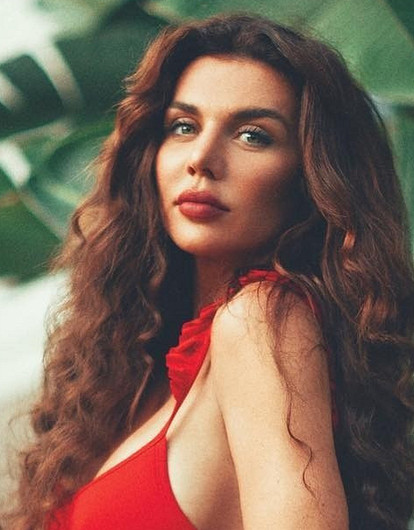 «Не стыдно, при ребенке-то?»: пользователи Сети осудили Анну Седокову за откровенные снимки с сыном