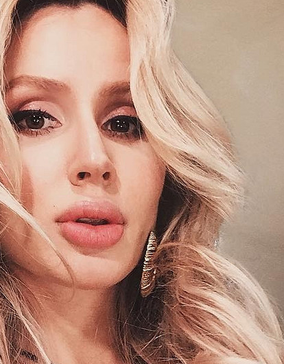 «Они близняшки?»: Пользователи Сети поражены естественной красотой сестры Светланы Лободы