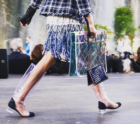 Принцип сохранился и по сей день. Модный дом Chanel каждый сезон выпускает новую интерпретацию классической шанелевской обуви: от лодочек до сапог. Меняется лишь цвет, форма, каблук и мат...