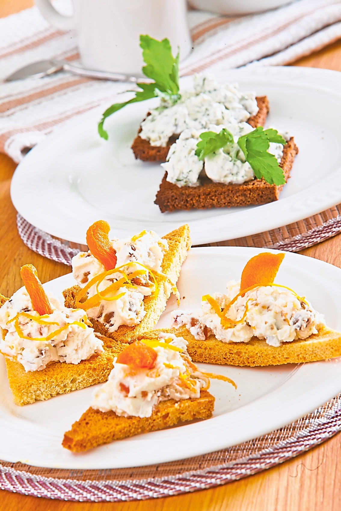 Несладкую зеленую пасту можно подать с ржаным хлебом, сладкую — с пшеничным.