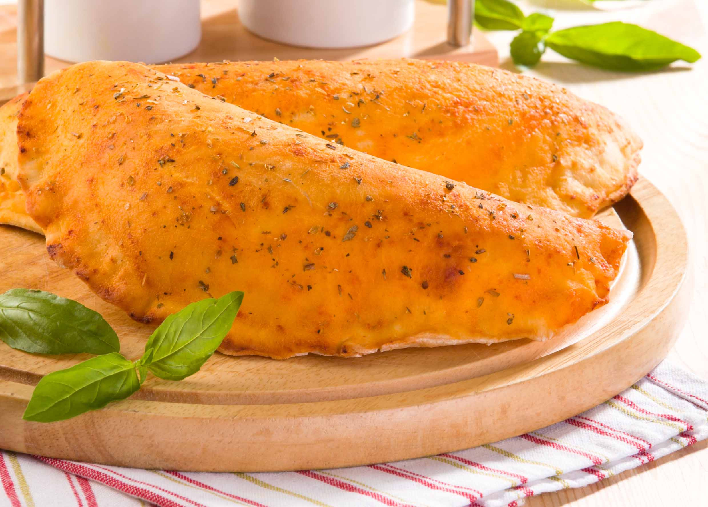 ИНГРЕДИЕНТЫ ДЛЯ ТЕСТА:
125 мл воды;
3,5 г сухих дрожжей;
1 ч. л. сахара
1 ст. л. оливкового масла;
200 г муки + еще немного для раскатывания теста;
1/2 ч. л. соли.
ИНГРЕДИЕНТЫ ДЛЯ... ИНГРЕДИЕНТЫ ДЛЯ ТЕСТА:
125 мл воды;
3,5 г сухих дрожжей;
1 ч. л. сахара
1 ст. л. оливкового масла;
200 г муки + еще немного для раскатывания теста;
1/2 ч. л. соли.
ИНГРЕДИЕНТЫ ДЛЯ...