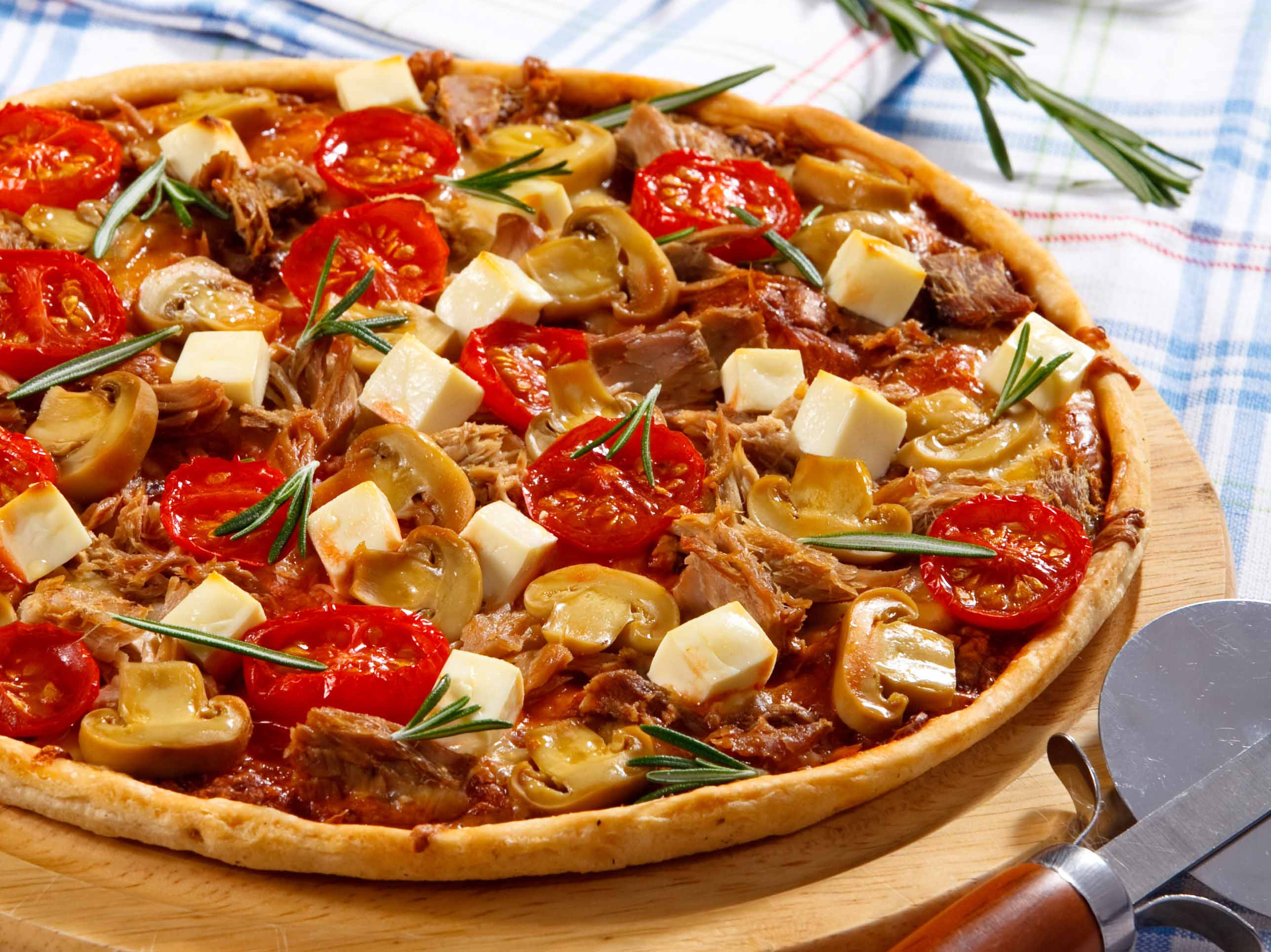 ИНГРЕДИЕНТЫ:
20 г свежих дрожжей;
по щепотке сахара и соли;
6 стол. ложек оливкового масла;
400 мл муки;
200 г шампиньонов;
200 г консервированного тунца;
12 помидоров черри;
125 г... ИНГРЕДИЕНТЫ:
20 г свежих дрожжей;
по щепотке сахара и соли;
6 стол. ложек оливкового масла;
400 мл муки;
200 г шампиньонов;
200 г консервированного тунца;
12 помидоров черри;
125 г...