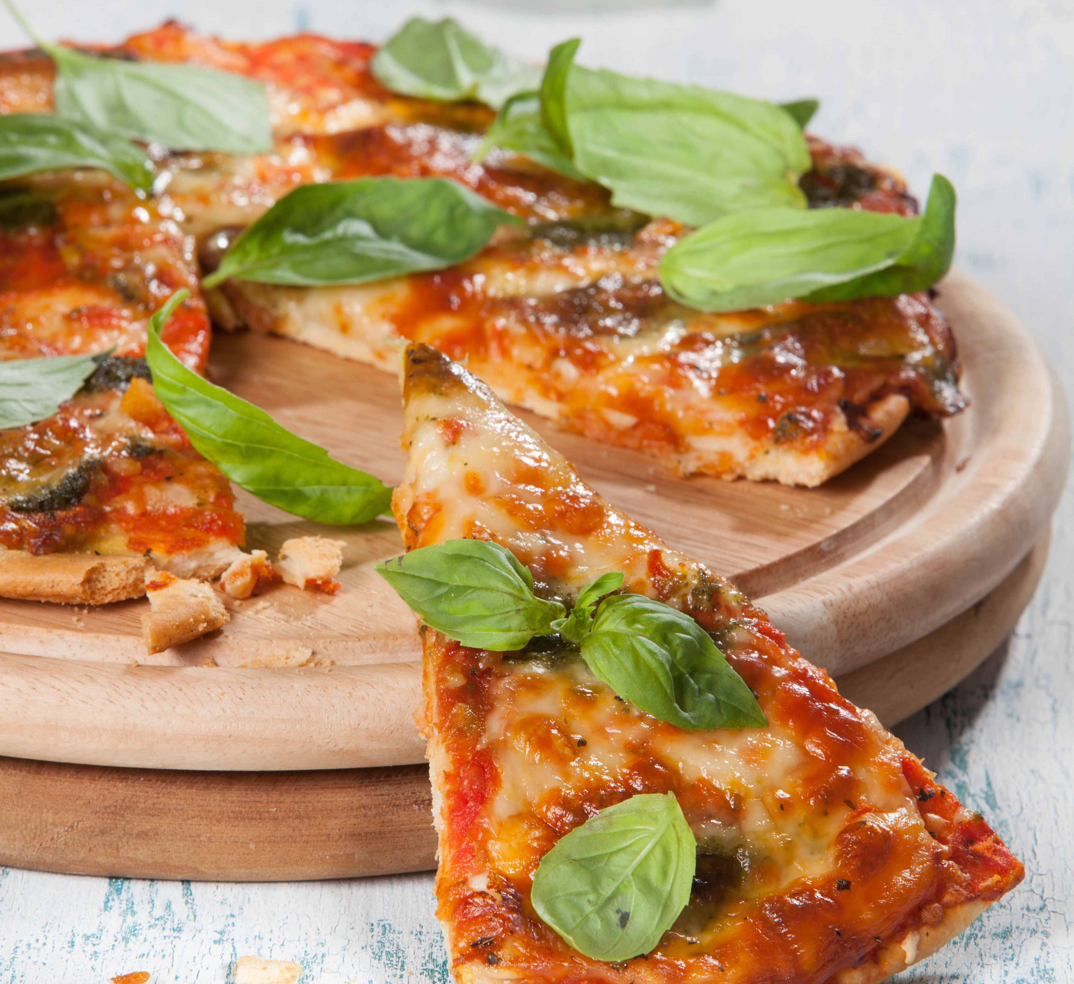 ИНГРЕДИЕНТЫ ДЛЯ ТЕСТА:
200 г муки;
1/2 ч. л. соли;
4 г сухих дрожжей
1 ч. л. сахара;
1 ст. л. оливкового масла;
ИНГРЕДИЕНТЫ ДЛЯ СОУСА И НАЧИНКИ:
1 зубчик чеснока;
2 веточки базили... ИНГРЕДИЕНТЫ ДЛЯ ТЕСТА:
200 г муки;
1/2 ч. л. соли;
4 г сухих дрожжей
1 ч. л. сахара;
1 ст. л. оливкового масла;
ИНГРЕДИЕНТЫ ДЛЯ СОУСА И НАЧИНКИ:
1 зубчик чеснока;
2 веточки базили...