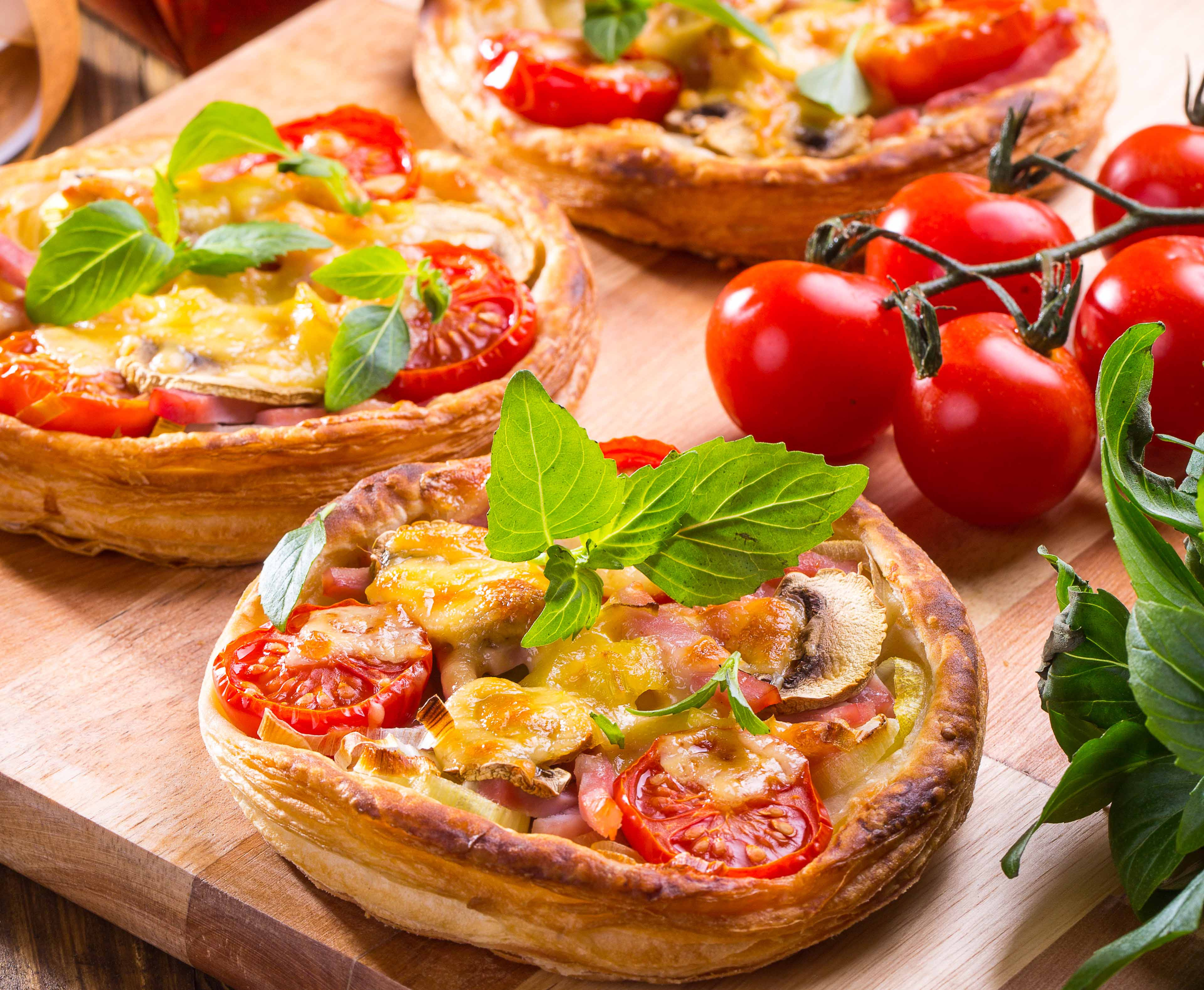 ИНГРЕДИЕНТЫ: 
1 упаковка слоеного дрожжевого теста;
4 стол. ложки оливкового масла;
6 мелких шампиньонов;
8 помидоров черри;
½  стебля лука-порея;
100 г ветчины;
200 г твердого сыра... ИНГРЕДИЕНТЫ: 
1 упаковка слоеного дрожжевого теста;
4 стол. ложки оливкового масла;
6 мелких шампиньонов;
8 помидоров черри;
½  стебля лука-порея;
100 г ветчины;
200 г твердого сыра...