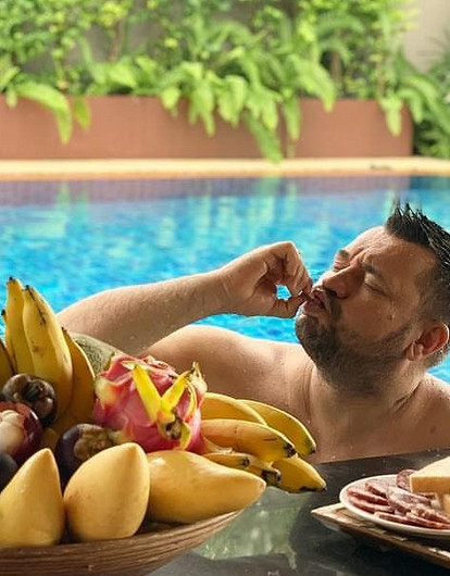 Сергей Жуков отвез с собой в Таиланд колбасу и хлеб