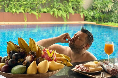 Сергей Жуков отвез с собой в Таиланд колбасу и хлеб