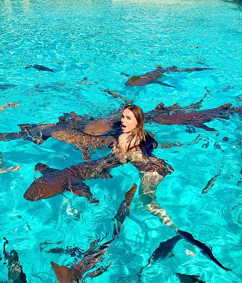 В своем Instagram-аккаунте Ханна призналась, что давно мечтала отправиться в один из районов Багамских островов - Эксума, чтобы в кристально-бирюзовой воде поплавать там с акулами. Вчера...
