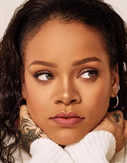 Рианна подала в суд на отца за использование ее торговой марки
