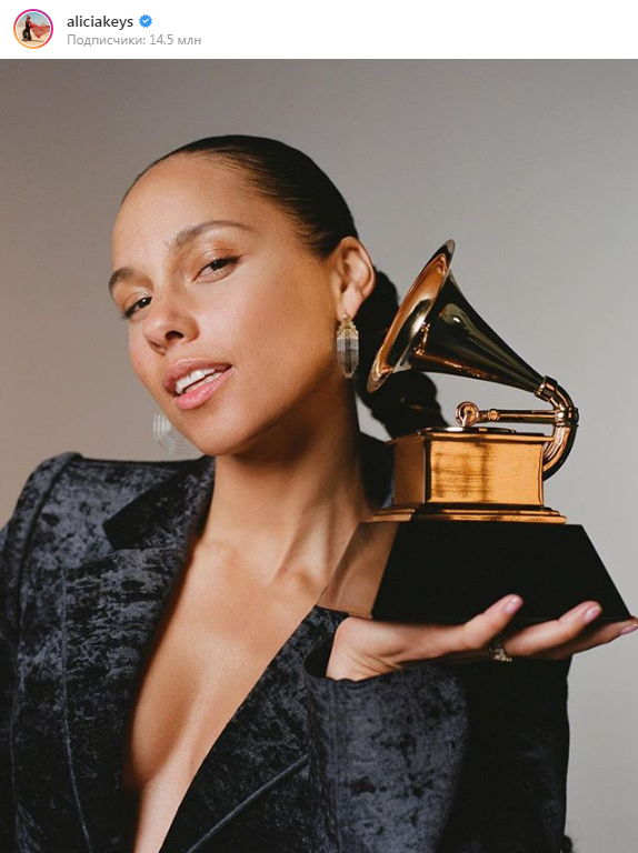 Алиша Киз (37) удостоена чести провести премию «Грэмми – 2019», об этом певица сообщила в своем Instagram. Она заверила подписчиков, что будет тщательно готовится к церемонии.