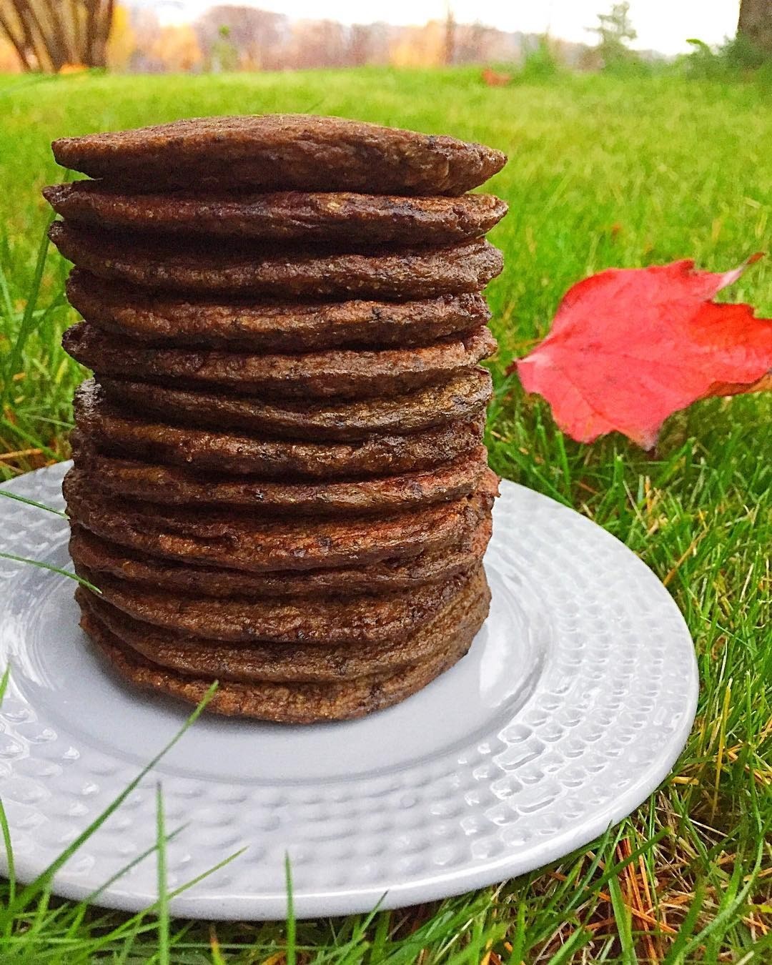 С самого начала необходимо натереть кабачок на крупной терке, а затем отжать весь лишний сок из этого овоща (иначе тесто выйдет слишком жидким, и «блинчики» будут разваливаться).
Затем ну...