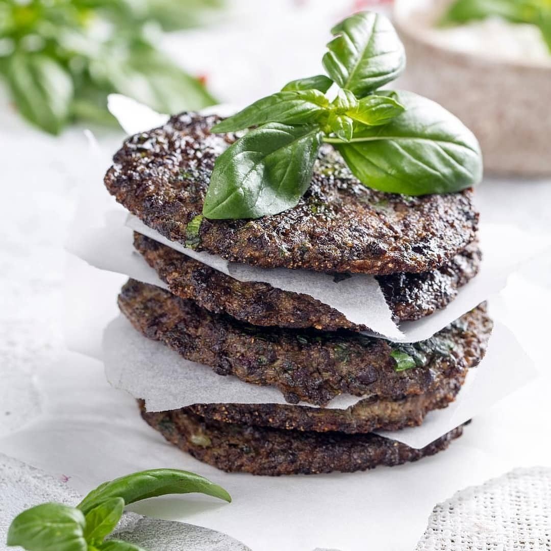 Говяжья печень имеет в своем составе множество полезных витаминов и микроэлементов, главный из которых – железо – способен нормализовать уровень гемоглобина в крови человека, а также изба...