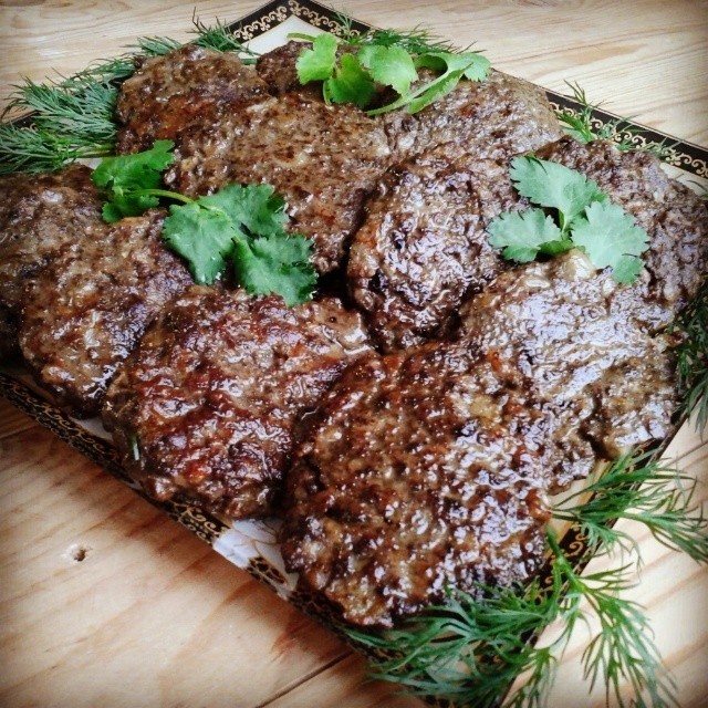 Как обычно, вначале готовим мясную составляющую: промываем, отделяем ее от пленки и различных прожилок, сосудов и так далее. Затем ее необходимо пропустить через мясорубку или измельчить...