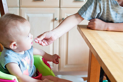 Схема прикорма с 6 месяцев: подробное меню для детей по дням