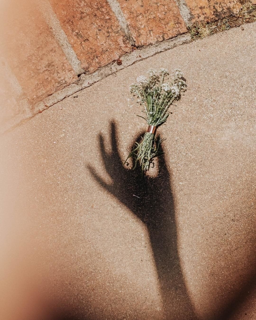 Самый простой способ зарядить денежный талисман – провести обряд с использованием свечей. Зажги две белые тонкие свечи. Сооруди импровизированный алтарь (например, положи несколько книг д...