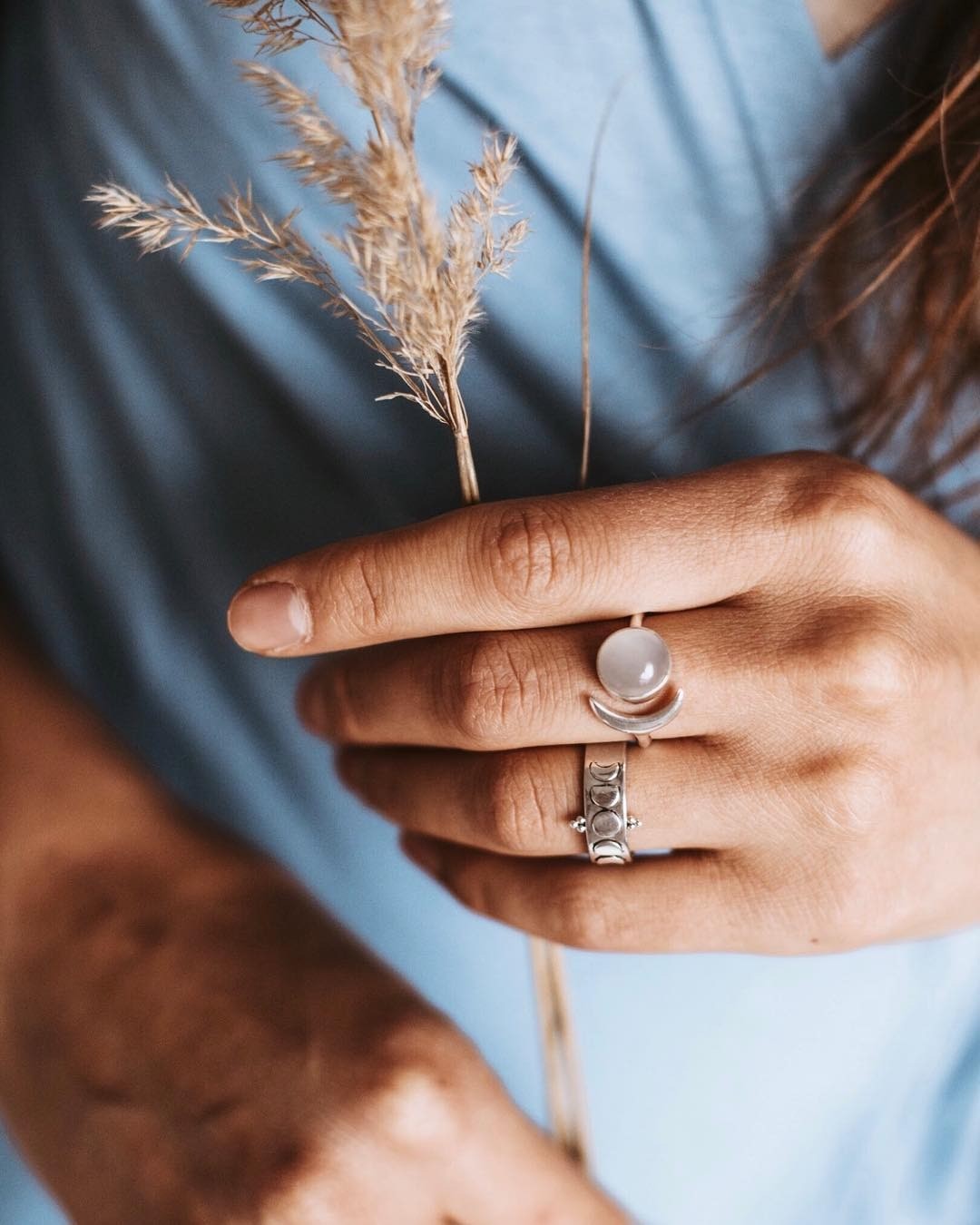 Вариант №1 – жаба с монеткой во рту. Она считается хранительницей дома и благосостояния, ставить ее лучше задом к входной двери, например, на журнальном столике в гостиной. Монетка, распо...