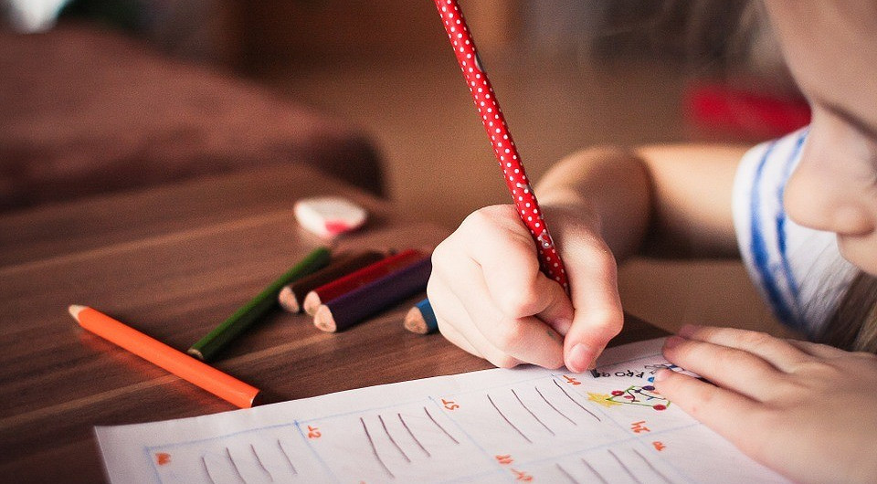 Как научить ребенка писать красиво и грамотно: все способы и хитрости