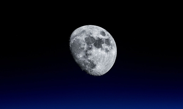 Единственный естественный спутник Земли - Луна.