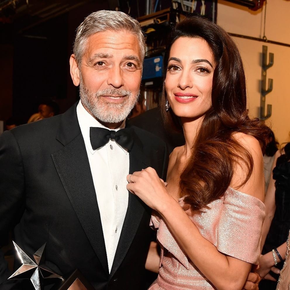 Они очень старались сделать свои свидания незаметными, но в Голливуде всё как на ладони, поэтому очень скоро о связи жены с другим мужчиной узнал и Джордж Клуни. Произошёл скандал, но в и...