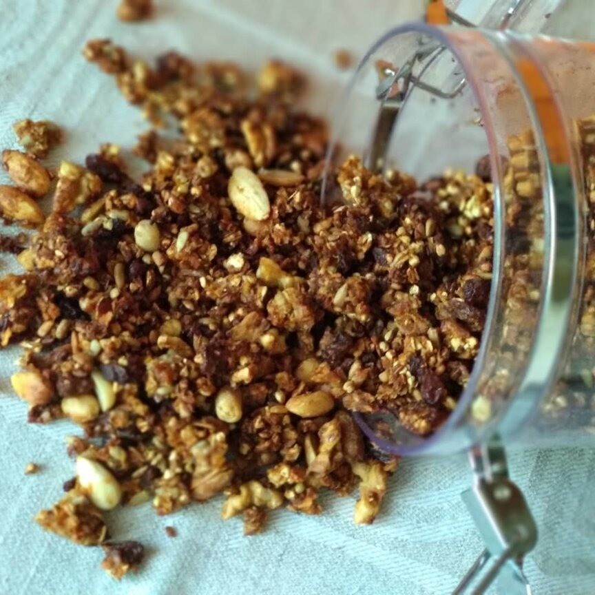 Смешай все ингредиенты вместе, хорошо перемешай с медом и маслом и запекай в стеклянной или керамической форме в течение часа на низкой температуре — примерно 140 градусов, помешивая кажд...