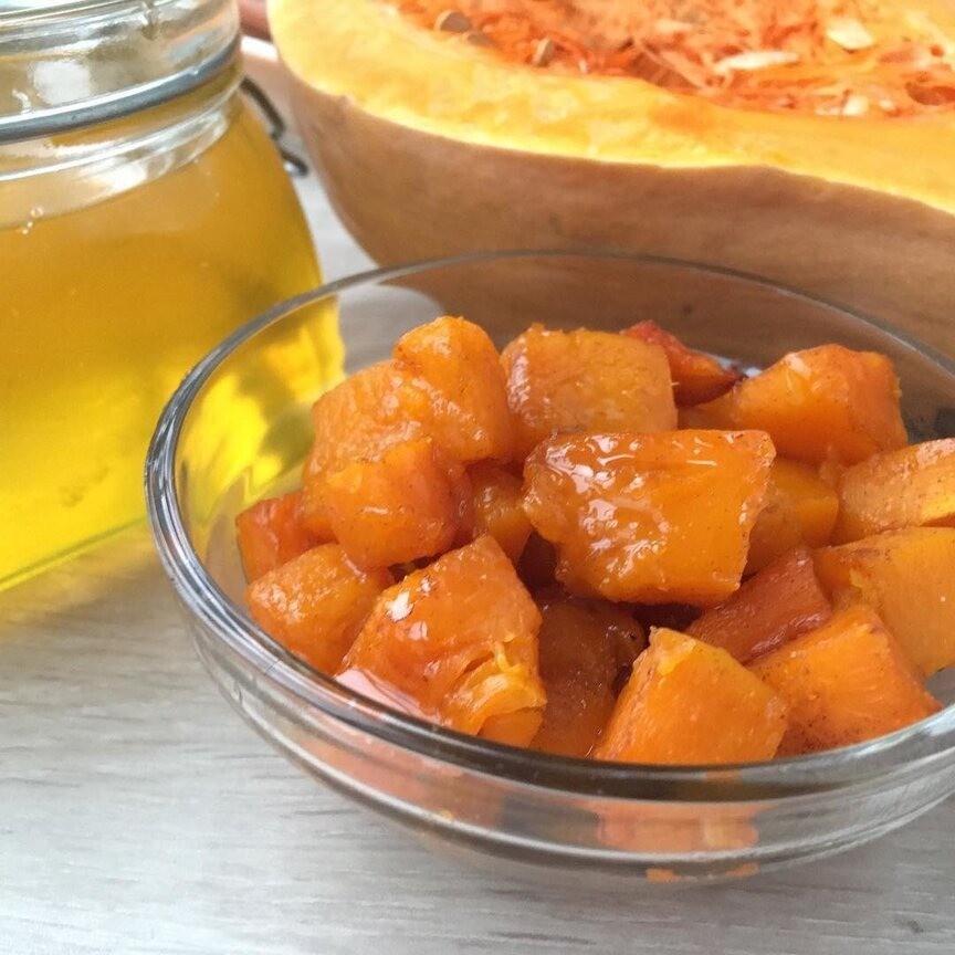 Тем временем смешай сахар с корицей.
Затем вытащи и с помощью вилки проверь, достаточно ли мягкий овощ? Если все в порядке, посыпь сверху сахарной смесью и убери в духовку ещё на 5–10 мин...