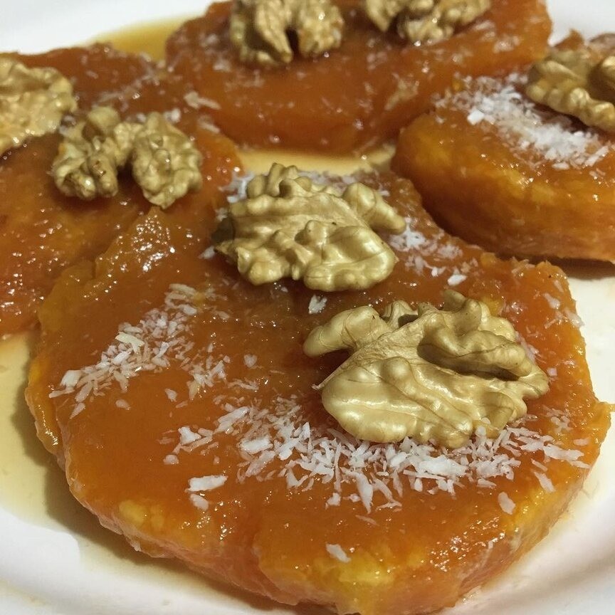 Приступать к приготовлению следует с подготовки овоща. Его следует очистить от твердой кожуры, вычистить семечки, а затем нарезать не кусочки среднего размера. Далее следует медовый сироп...