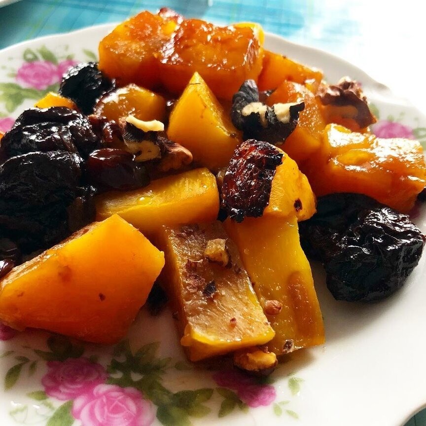 Почисти главный ингредиент, как говориться в предыдущих пунктах и нарежь на ломтики толщиной 1 сантиметр. Выложи ее в стеклянную, керамическую или любую другую форму. Сверху положи разрез...