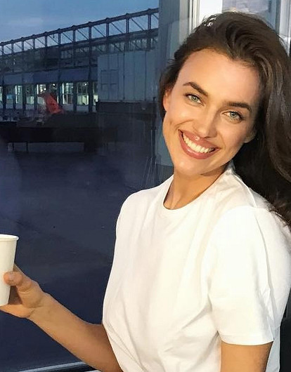 Ирина Шейк рассказала, что всегда делает в самолете маску для лица