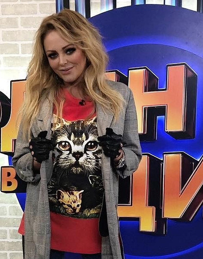 Юлия Началова скрыла в перчатках деформированные подагрой кисти