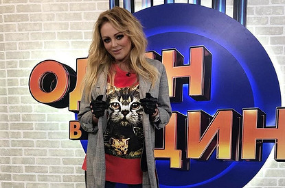 Юлия Началова скрыла в перчатках деформированные подагрой кисти