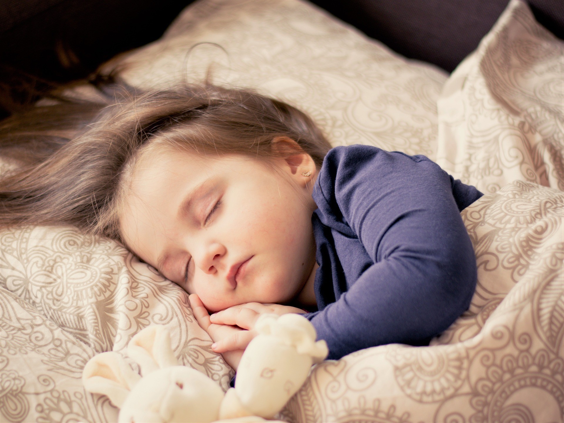 7 основных причин, почему ребенок скрипит зубами во сне
