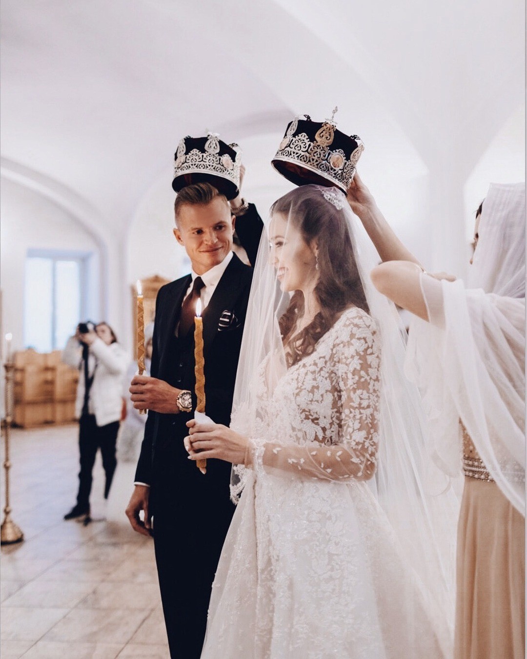 В своем Instagram-аккаунте Дмитрий Тарасов опубликовал фото, на котором они с супругой запечатлены во время венчания. Футболист написал трогательное послание супруге: в нем он поздравил А...