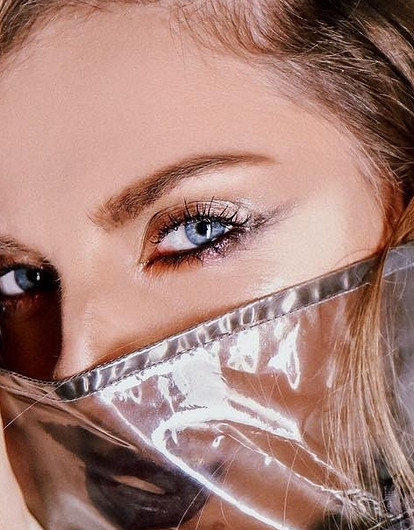 Дизайнер Саши Савельевой случайно проговорилась, что певица станет мамой