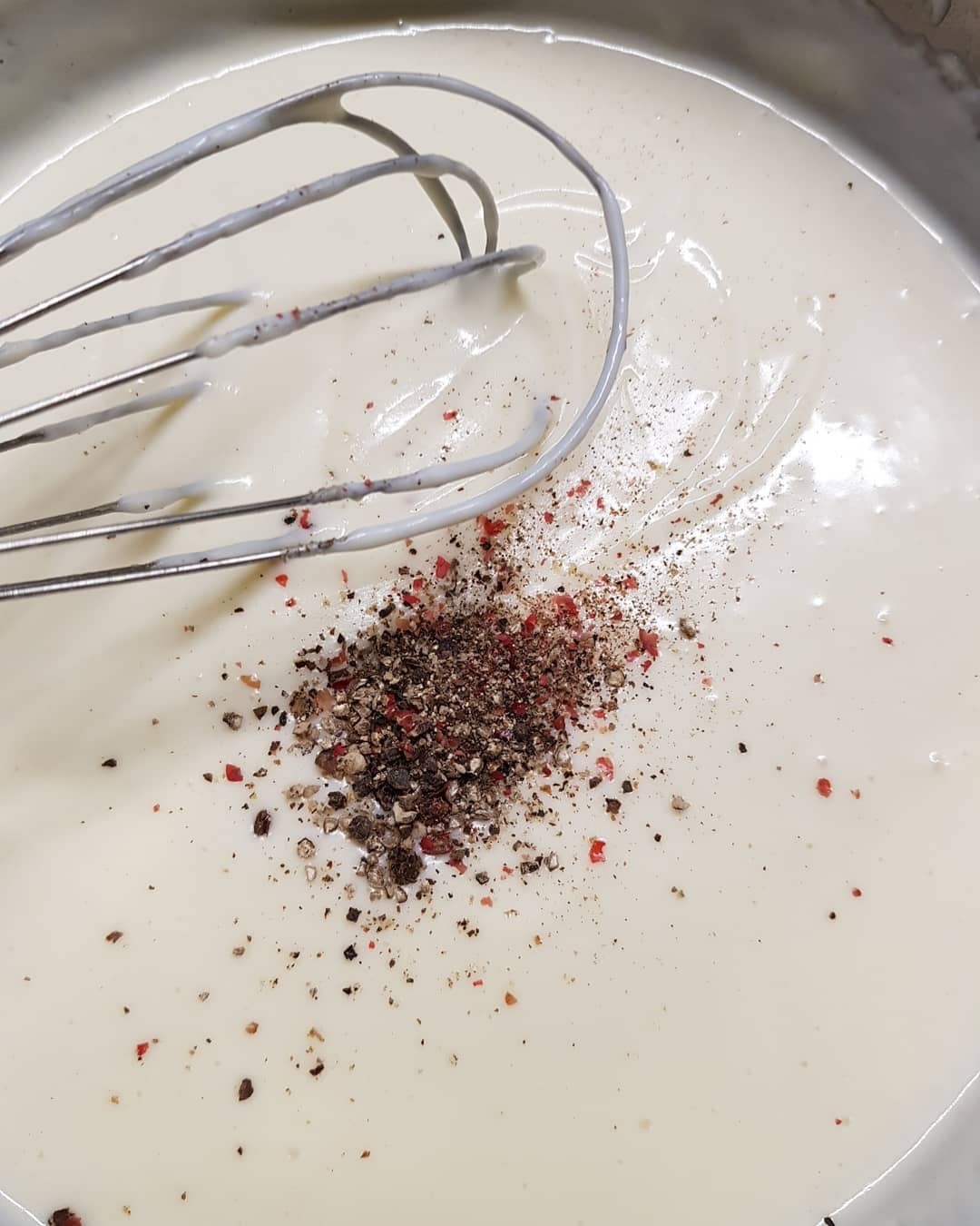 Когда оно полностью растопится, всыпь муку и хорошо перемешай, чтобы получилась смесь, напоминающая пюре. Затем тонкой струйкой влей, постоянно перемешивая молоко или сливки. Далее смесь...