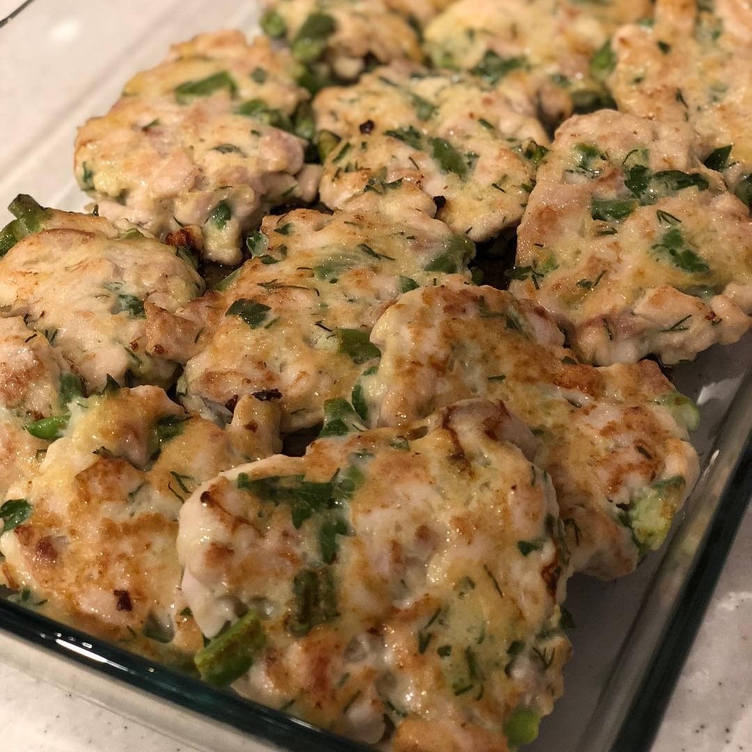 Смешай сначала мясо с яйцами, порубленным луком, зеленью и специями. Затем постепенно добавляй муку и аккуратно перемешивай. Как только консистенция станет хорошо лепиться, начинай формир...