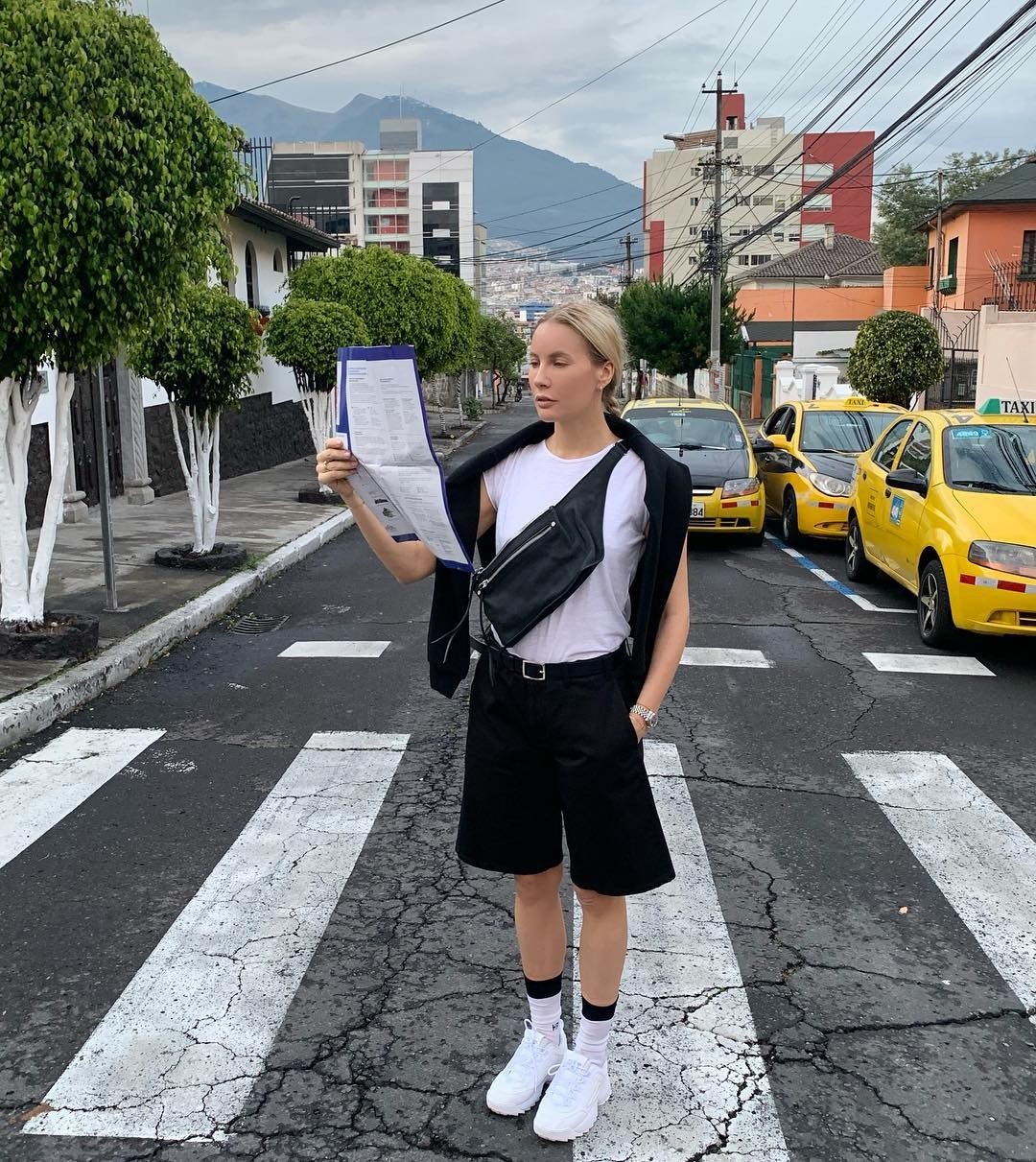 В новом году Елена Летучая решила исследовать что-то более интересное, чем набившие оскомину тропические острова. Ведущая вместе с супругом отправилась в увлекательное путешествие по Южно...