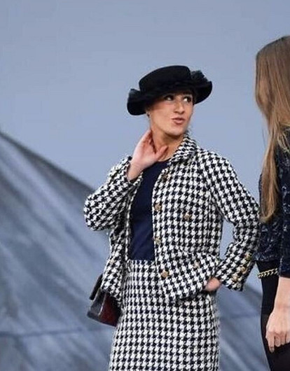 На показе Chanel неизвестная женщина выскочила на подиум и прошлась с моделями (видео)