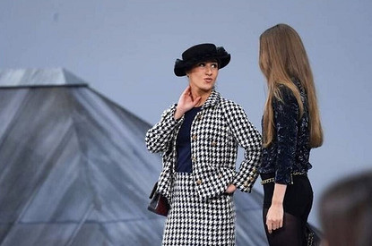 На показе Chanel неизвестная женщина выскочила на подиум и прошлась с моделями (видео)