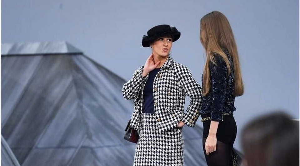 На показе Chanel неизвестная женщина выскочила на подиум и прошлась с моделями (видео)