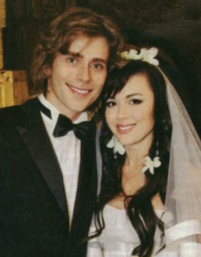 Родные Анастасии Заворотнюк поздравили ее с годовщиной венчания