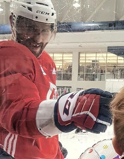 Анастасия Шубская впервые привела годовалого сына на хоккей