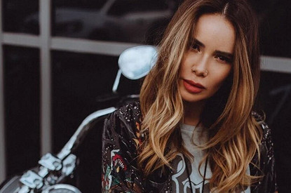 «Не пользуюсь дезодорантами с 2010 года»: Айза Анохина рассказала, как избавилась от неприятного запаха пота