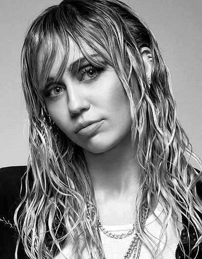 Майли Сайрус подтвердила свой роман с Коди Симпсоном романтичными снимками