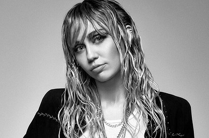 Майли Сайрус подтвердила свой роман с Коди Симпсоном романтичными снимками