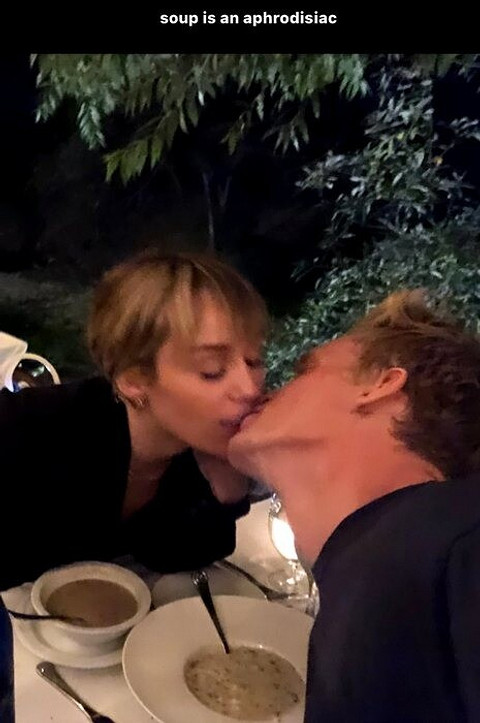 Сайрус опубликовала серию совместных фото в своем Instagram. На одном из них пара нежно целуется в ресторане. «Суп — это афродизиак», — отметила Майли.