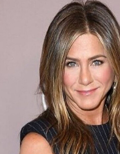 «Тогда и сейчас»: Дженнифер Энистон опубликовала свое детское фото