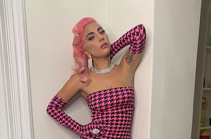 Леди Гага упала со сцены, имитируя страсть с фанатом (видео)