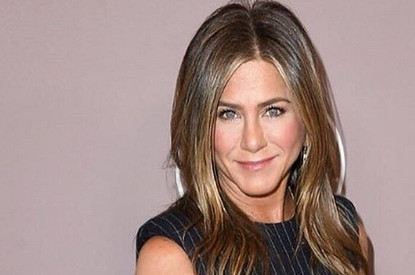 «Тогда и сейчас»: Дженнифер Энистон опубликовала свое детское фото