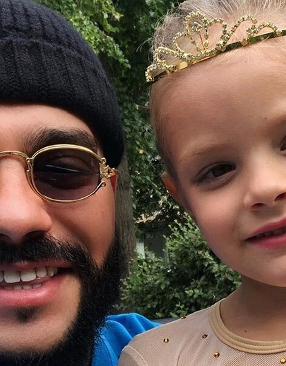 Тимати познакомил старшую дочь с новорожденным сыном (видео)